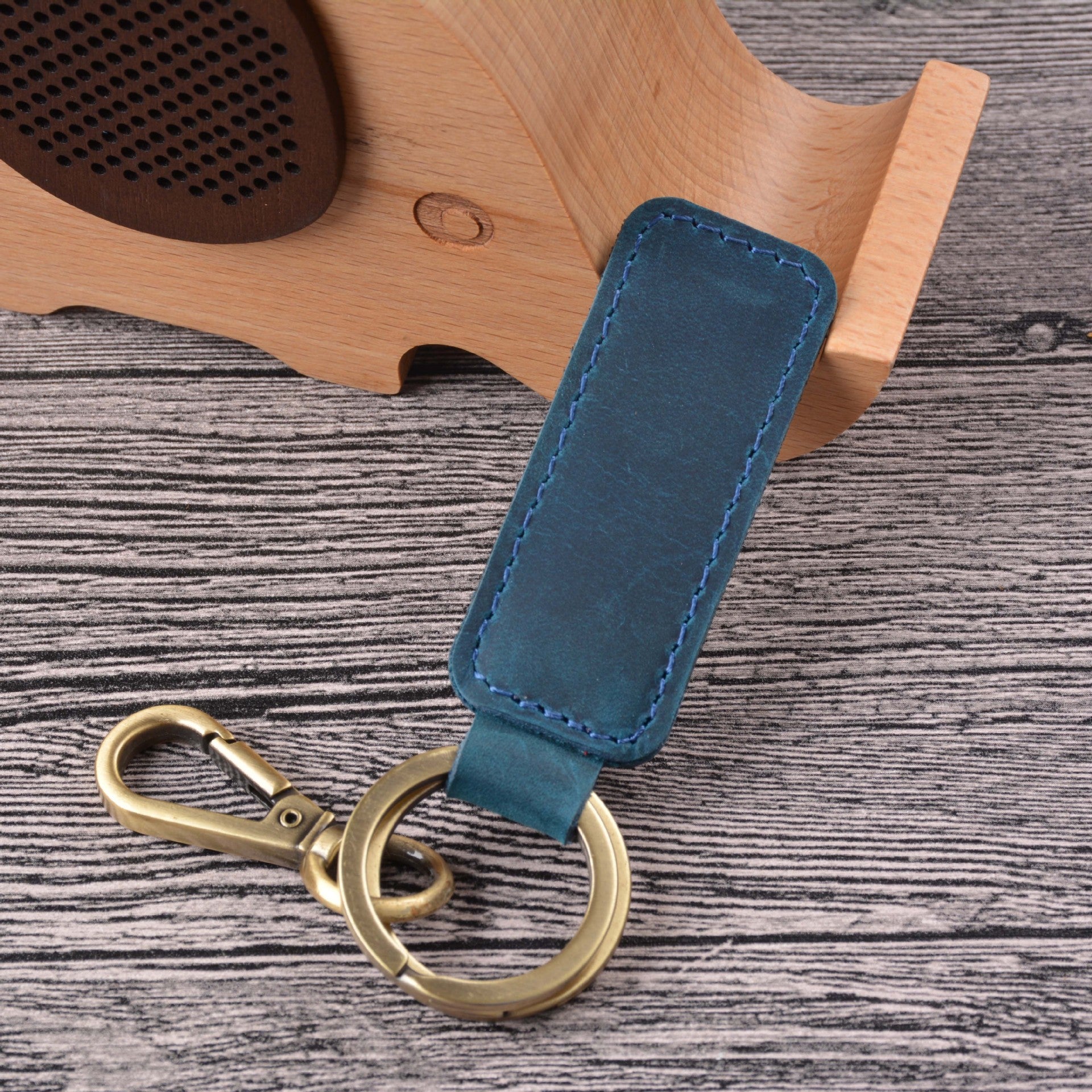 Wholesale Handmade Vintage Cowhide Bronze Car Keychain